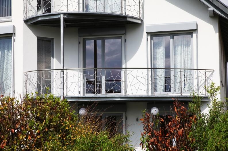 Wertvolle Edelstahl Balkongeländer in Schmitzstruktur - Balkongeländer aus Edelstahl