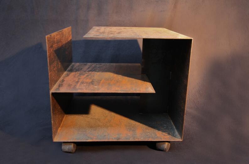 Beistelltisch aus rostigem Stahl