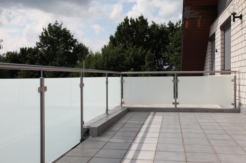 Balkongeländer satiniertes Glas