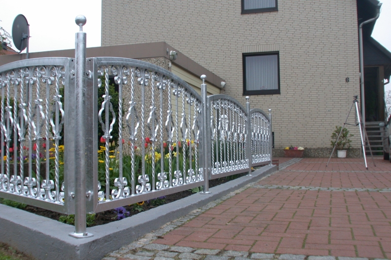 Zaun aus Halbfertigteilen