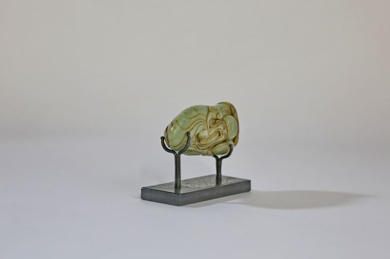 Buddha aus Jade auf einem Stahlsockel