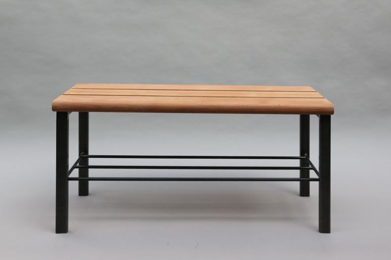 Bank aus Stahl mit Sitzfläche aus Holz