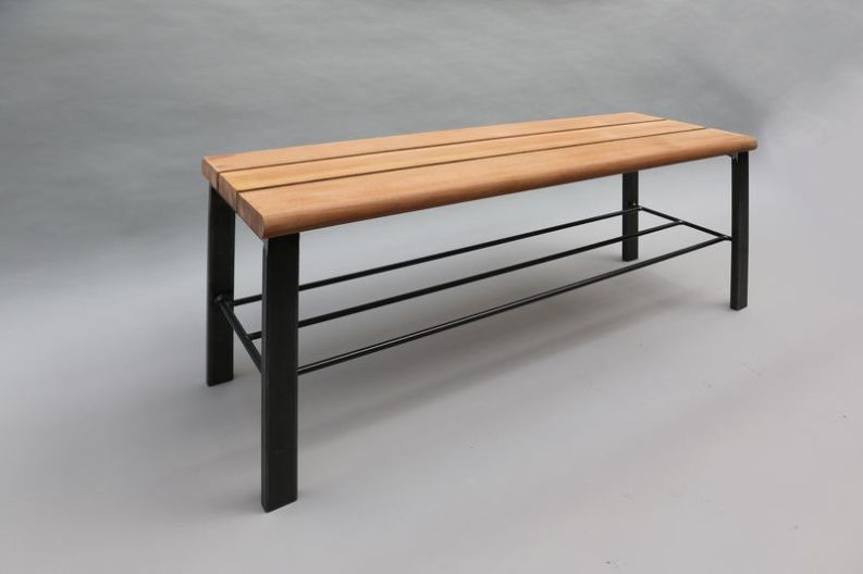 Bank aus Stahl mit Sitzfläche aus Holz