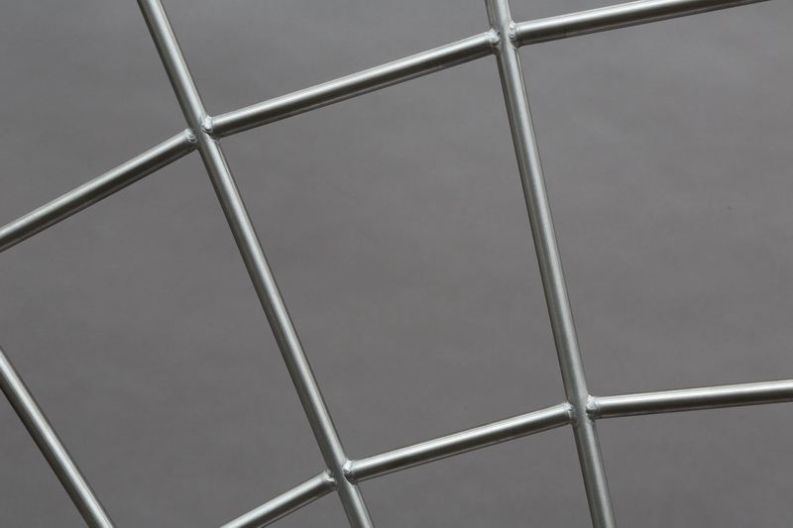 Das Fenstergitter aus Edelstahl wird im WIG-Verfahren geschweißt. Die Nähte sind elektrolytisch