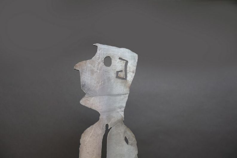 Gartenskulptur: Nachdenklicher Mann