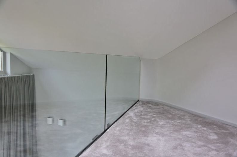 Glasgeländer System für eine Brüstung