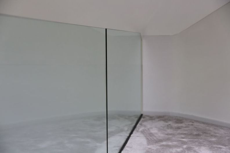 Glasgeländer System für eine Brüstung