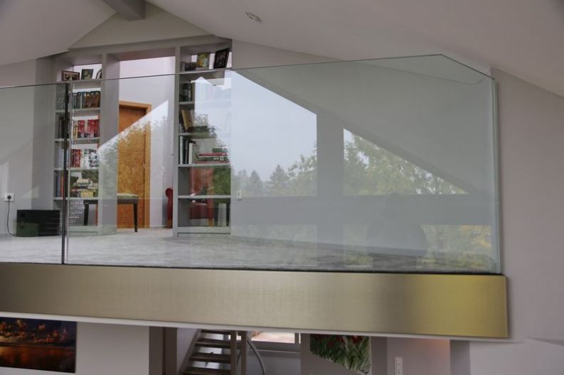 Glasgeländer System für eine Brüstung