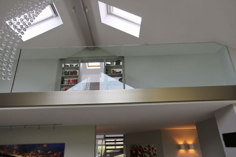 Glasgeländer System für eine Brüstung