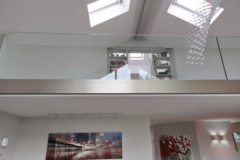 Glasgeländer System für eine Brüstung