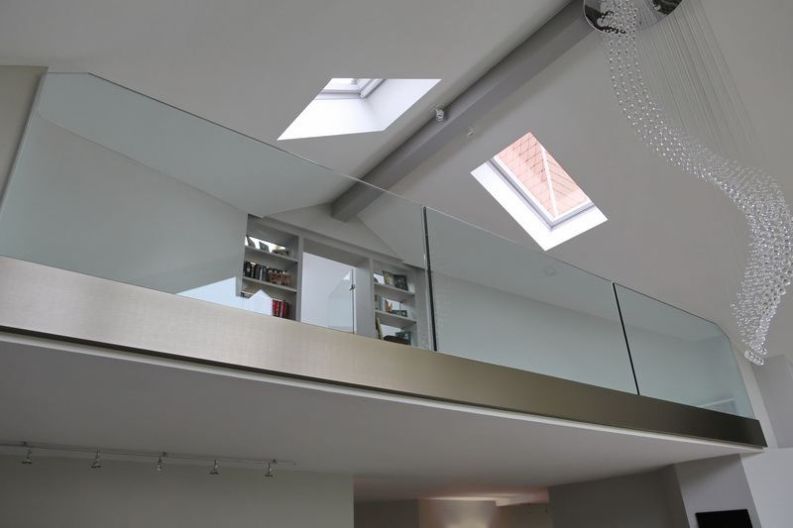 Glasgeländer System für eine Brüstung