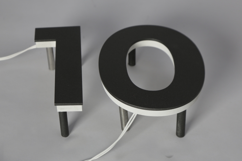 Hausnummer 10 mit LED hinterleuchtet