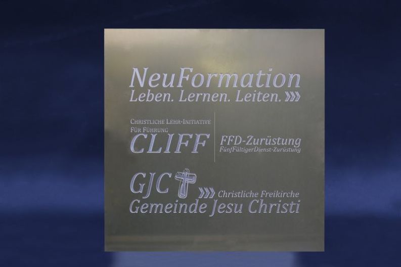 Werbetafel  NeuFormation  aus Messing