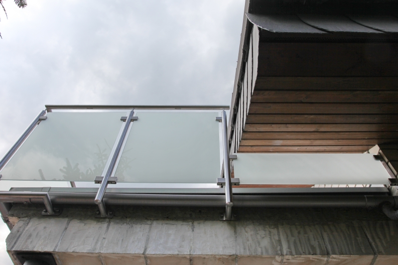 Balkongeländer satiniertes Glas