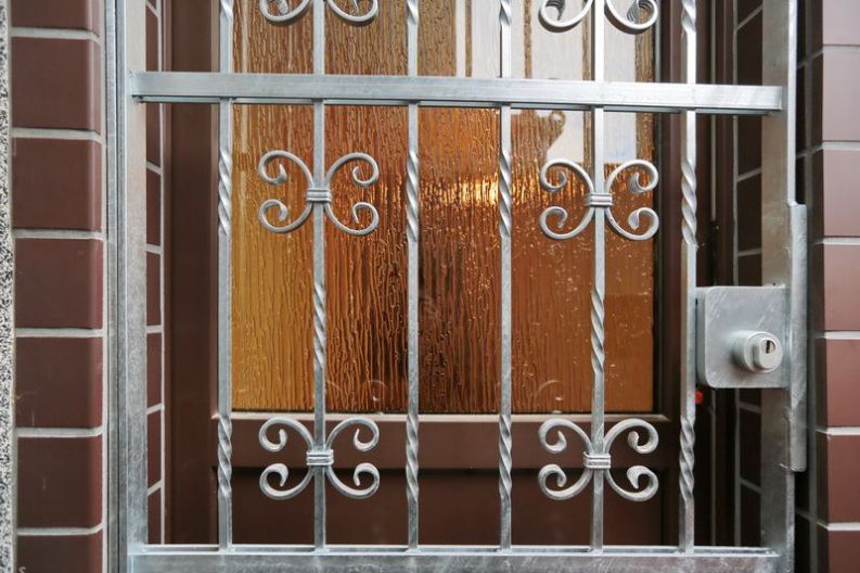 Sicherheitstür aus Stahl, feuerverzinkt mit Schmuckornamenten