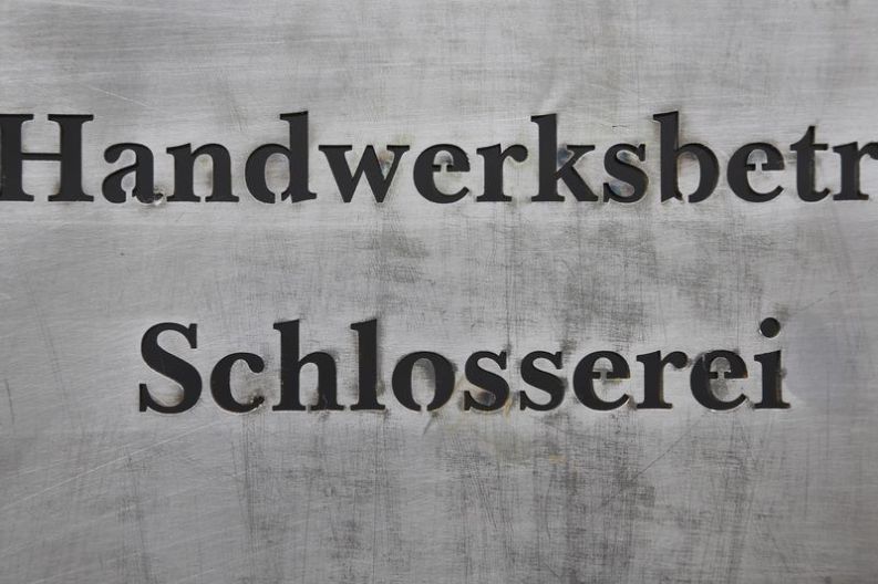 Stele aus Stahl mit Gravur