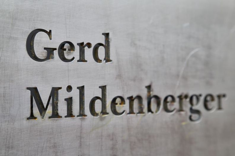 Stele aus Stahl mit Gravur