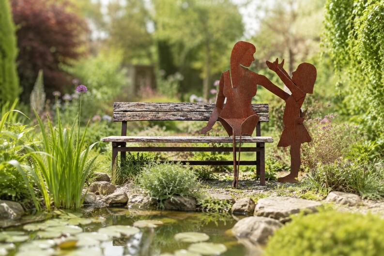 Gartenbank Mutter mit Kind