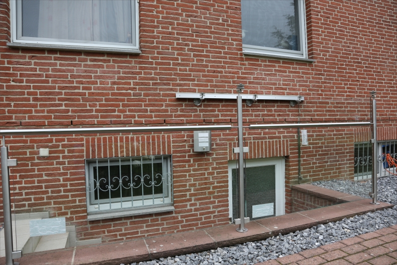 Kellerüberdachung aus Glas und Edelstahl