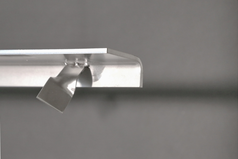 Robuste Bodenschiene aus Edelstahl für eine Garageneinfahrt