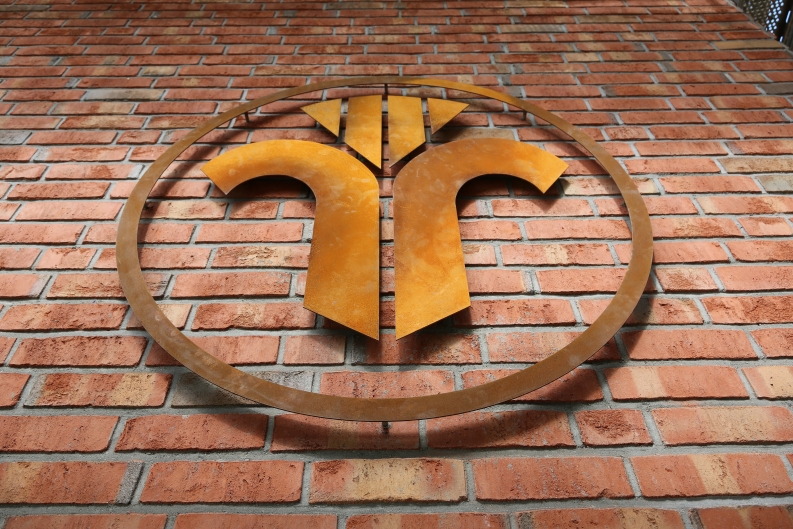 3 m großes Logo aus Corten Stahl für die Schornsteinfeger Schule