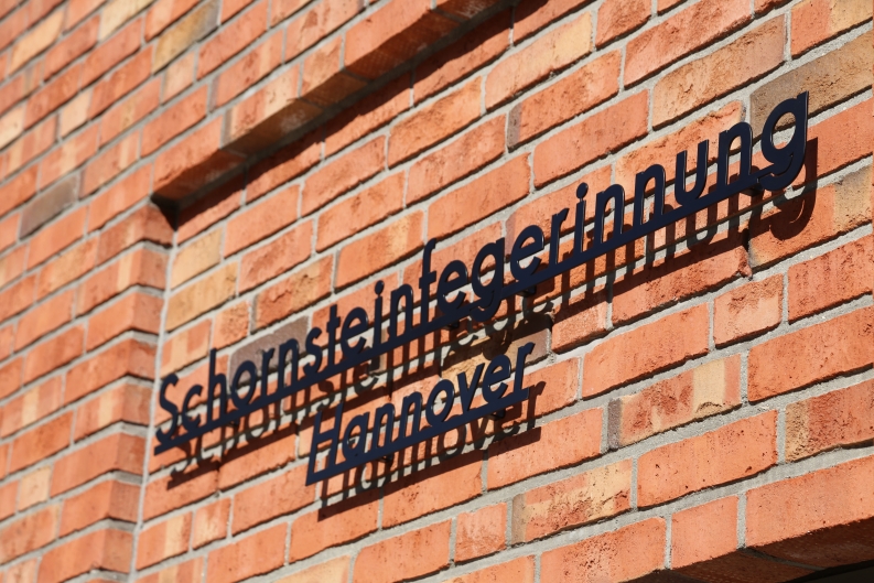 Schriftzug aus Edelstahl pulverbeschichtet