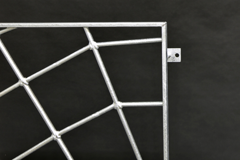 Gitter mit einer Bronzespinne