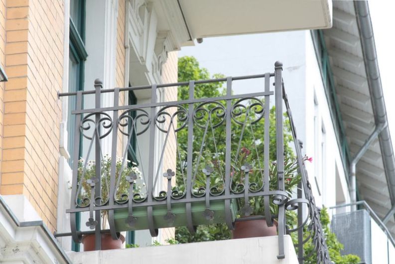 Schmiedeeisernes Balkongeländer in Abstimmung mit der Denkmalpflege