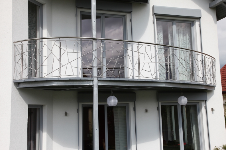Wertvolle Edelstahl Balkongeländer in Schmitzstruktur - Balkongeländer aus Edelstahl