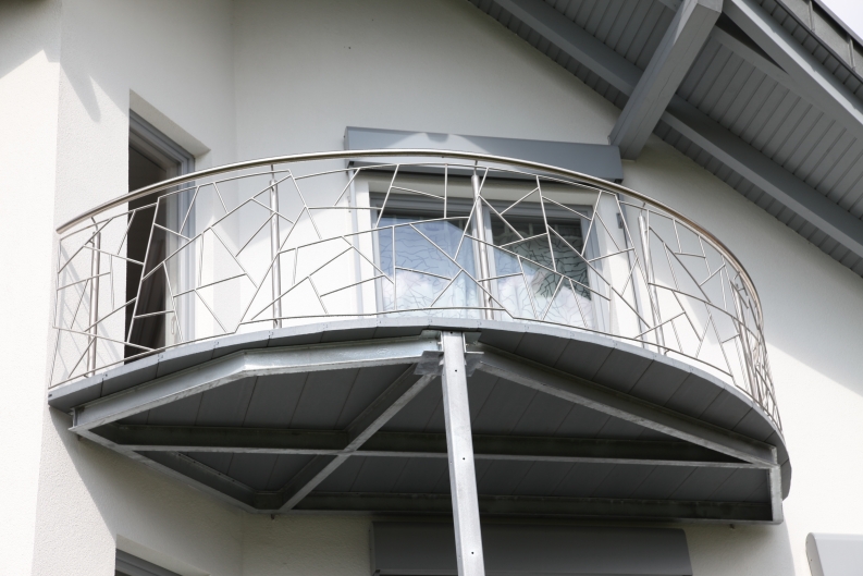 Wertvolle Edelstahl Balkongeländer in Schmitzstruktur - Balkongeländer aus Edelstahl