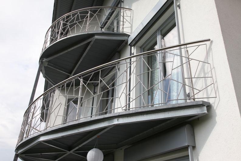 Wertvolle Edelstahl Balkongeländer in Schmitzstruktur - Balkongeländer aus Edelstahl
