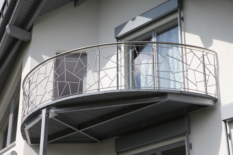 Wertvolle Edelstahl Balkongeländer in Schmitzstruktur - Balkongeländer aus Edelstahl