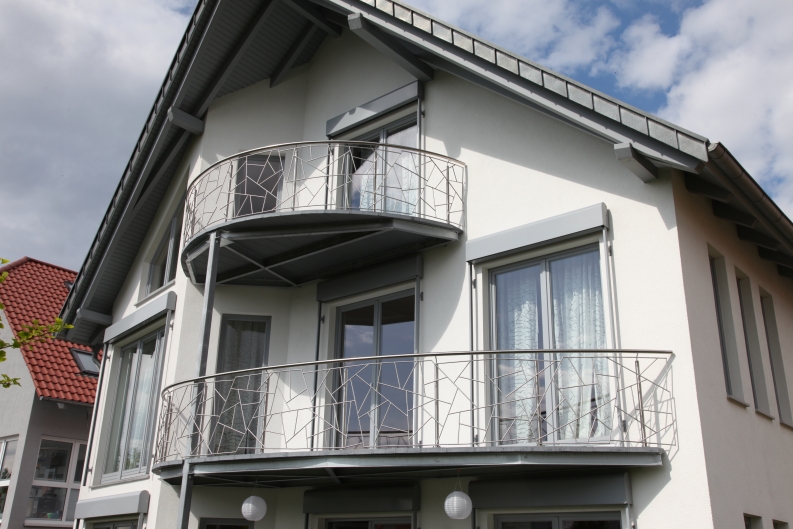 Wertvolle Edelstahl Balkongeländer in Schmitzstruktur - Balkongeländer aus Edelstahl