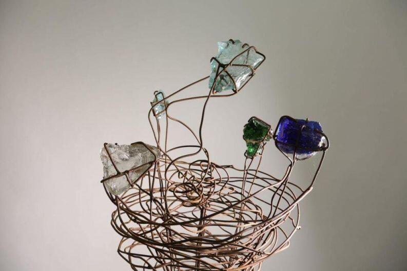 Stahlblume mit verschiedenfarbigen Glas Brocken