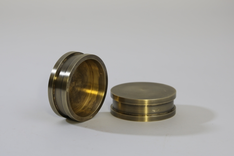 Bronze Abschluß für einen Holzhandlauf