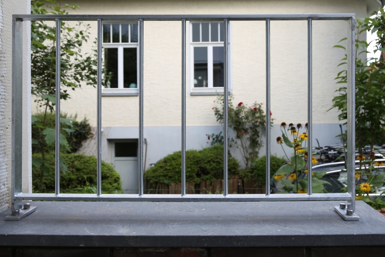 Stahl Geländer mit senkrechten Streben aus Rundstahl - Brüstungsgeländer aus Flachstahl und