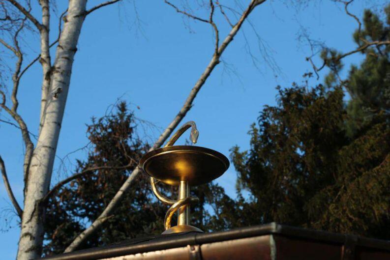 vergoldeter Apotheker Kelch als Giebelzier für einen Gartenpavillon