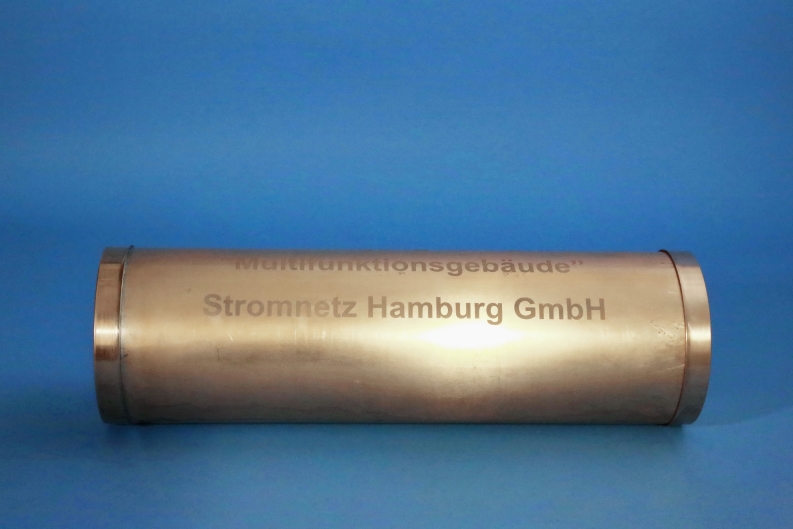 große Dokumentenhülse aus Kupfer mit Beschriftung