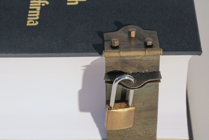 Buchschließe aus Edelstahl