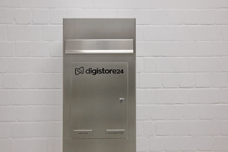 Edelstahlbriefkasten mit Firmenlogo