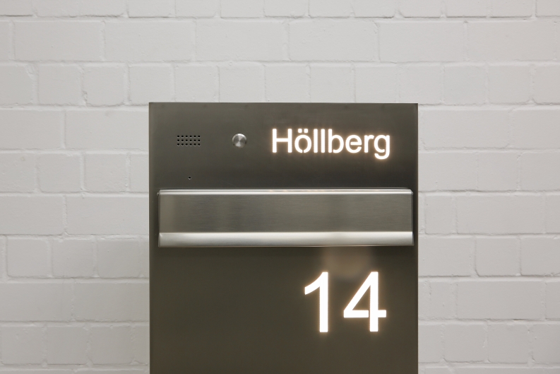 Briefkastensäule aus Edelstahlblech