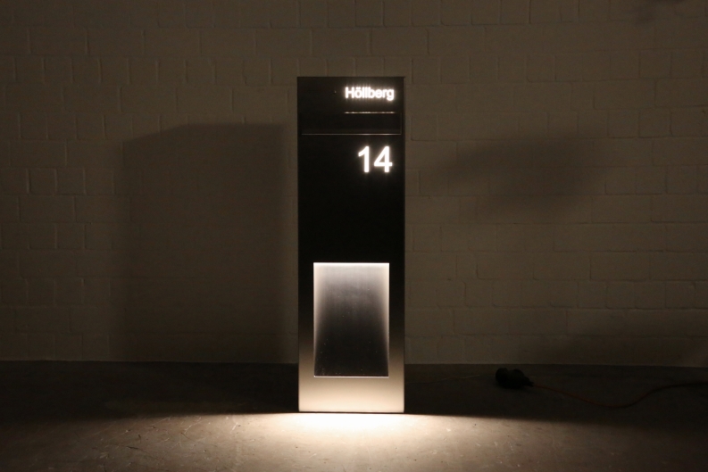 Briefkastensäule aus Edelstahlblech