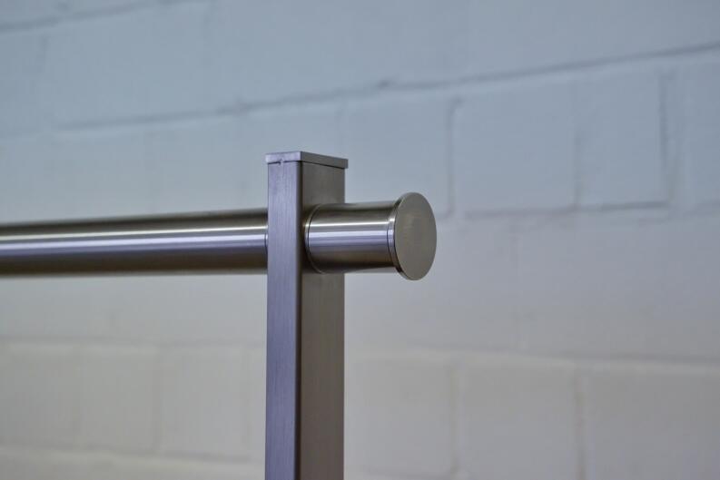 Garderobe aus Edelstahl