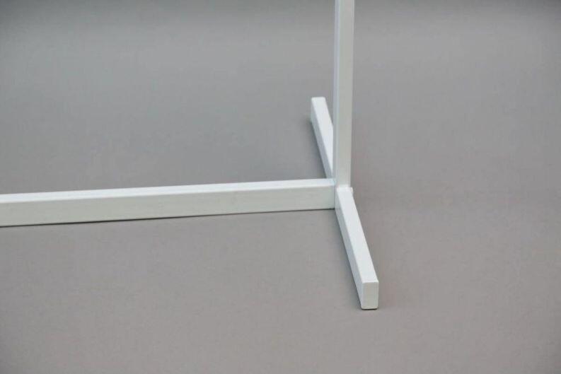 geschraubte Garderobe mit weißer Pulverbeschichtung