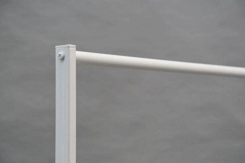 geschraubte Garderobe mit weißer Pulverbeschichtung