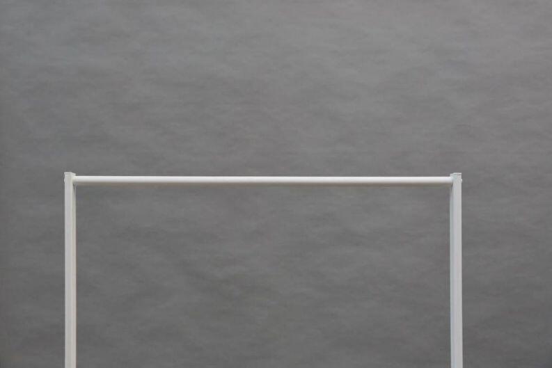 geschraubte Garderobe mit weißer Pulverbeschichtung