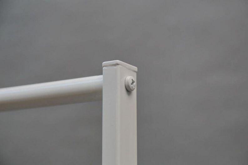 geschraubte Garderobe mit weißer Pulverbeschichtung