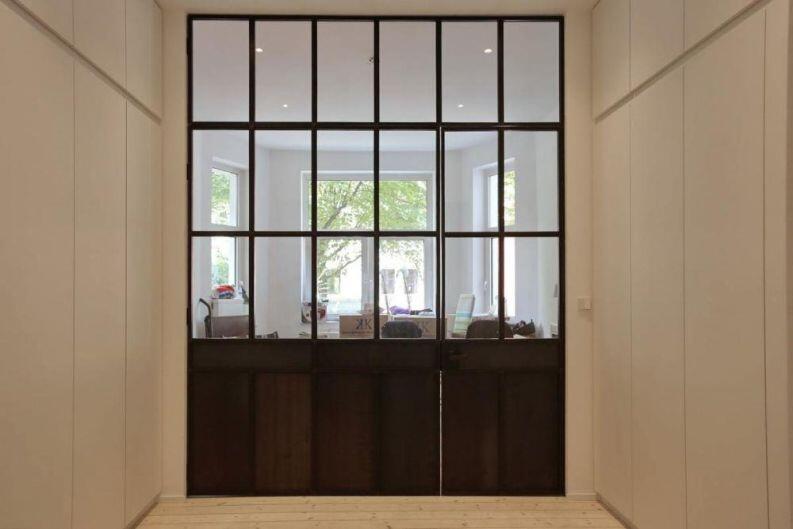 Glastrennwand im Industrie Look, unten mit Blech gefüllt.