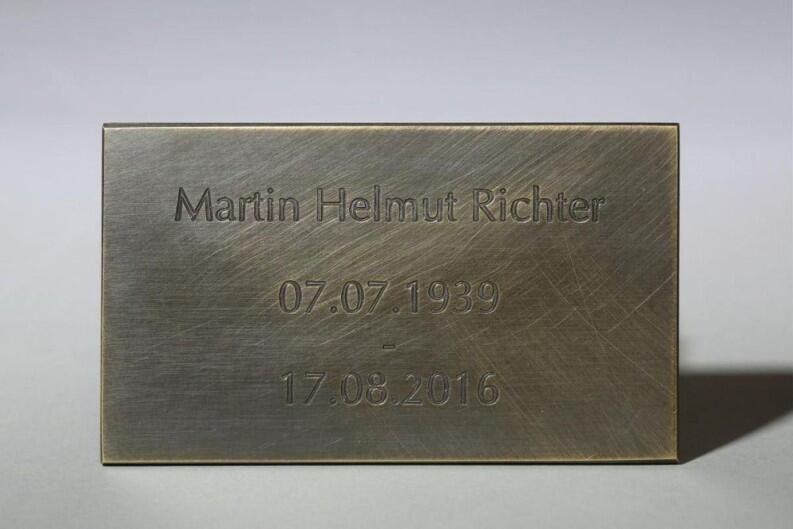 Grabstein Beschriftung aus Tombak