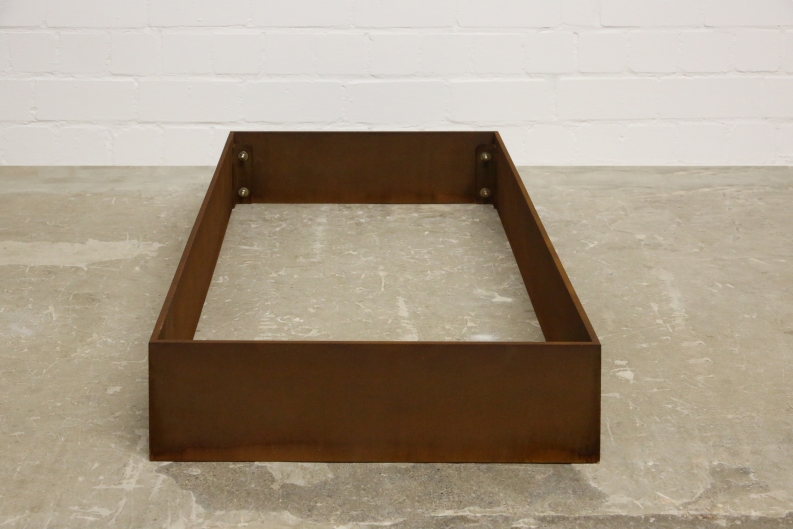 Grabeinfassung aus Stahl